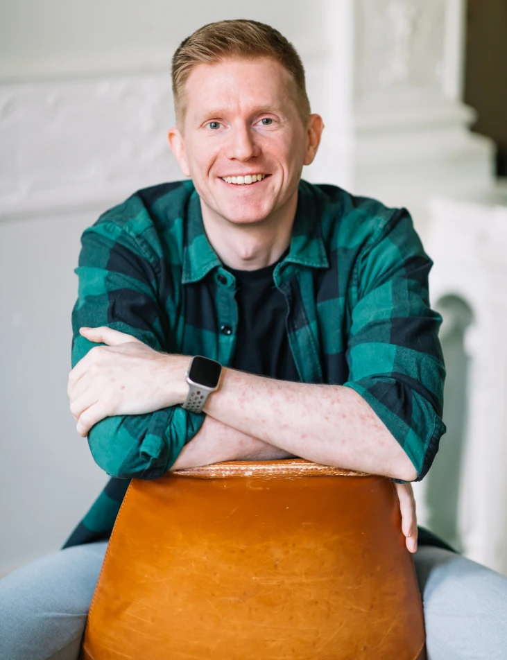 Bjorn Ongenae sitting on a chair.